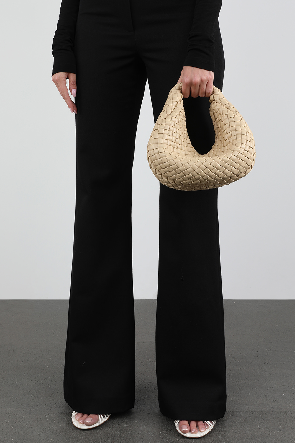 תיק כתף ג'ודי מרופד בגוון שקד